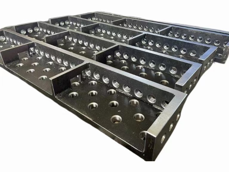 எது உண்மையிலேயே சிறந்த வெல்டிங் டேபிள் டாப் எஃகு அல்லது வார்ப்பிரும்பு